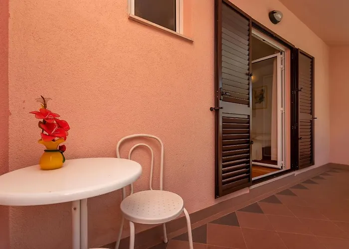 Big Balcony Bugenvilija מאקרסקה