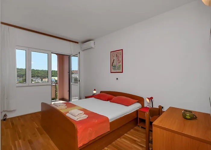 Big Balcony Bugenvilija * מאקרסקה